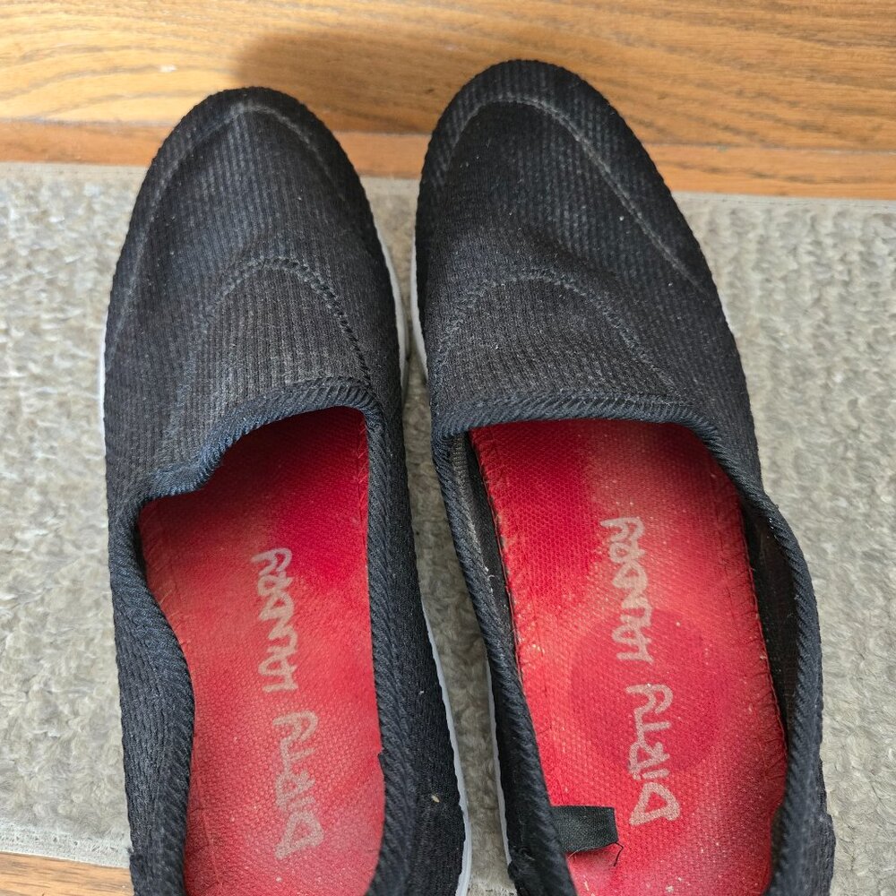 Gently worn Comfy black size 7 shoe